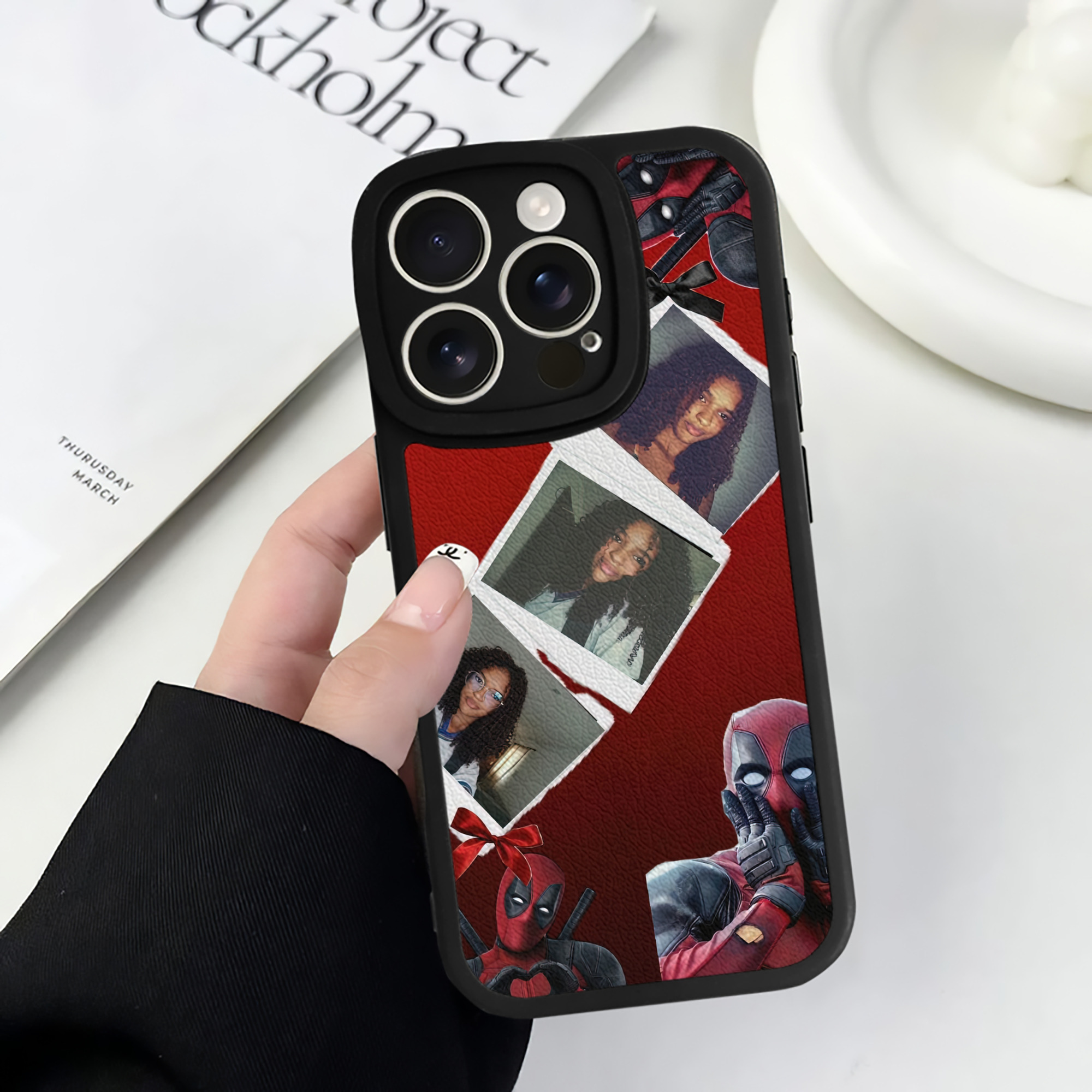（画像用） Deadpool デッドプール 【iPhone 16シリーズ対応】シリコンスマホケース（レザー調） 材質：シリコン